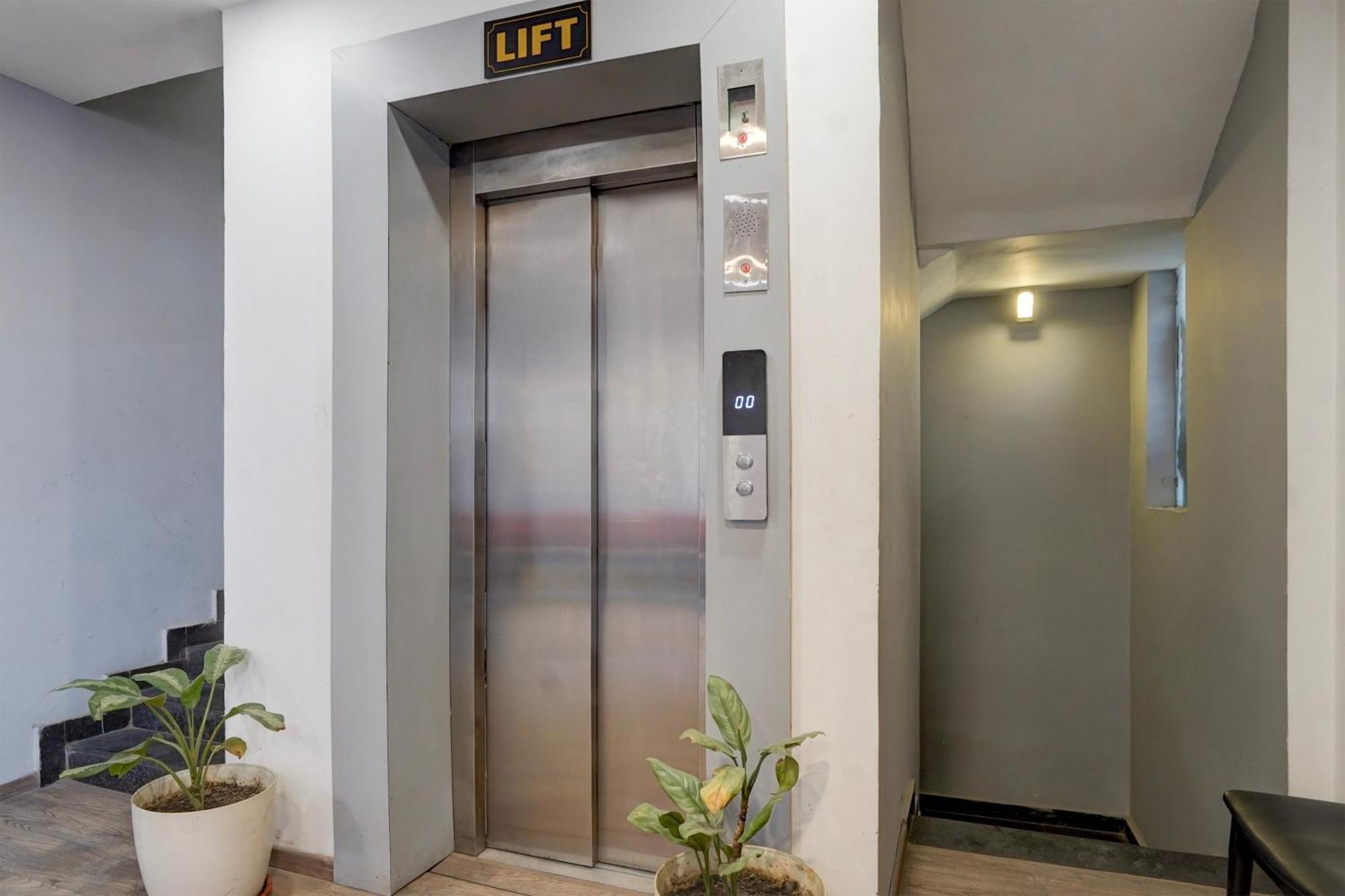 Super Townhouse Gomti Nagar Sector 6 Near Ekana Stadium ラクナウ エクステリア 写真